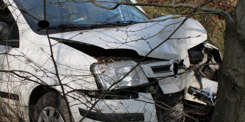 POL-MI: Fiat kracht gegen Baum - Foto: presseportal.de