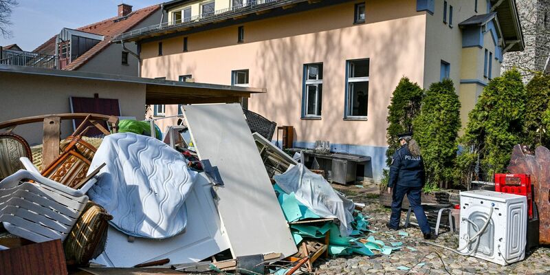 Sperrmüll liegt auf dem Gelände der Clan-Villa. - Foto: Jens Kalaene/dpa