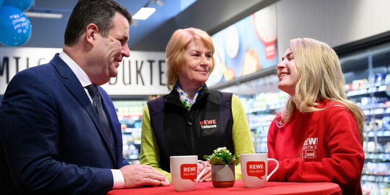 Bundesarbeitsminister Hubertus Heil (l.) in Berlin mit Olena Antonova (M) und Anhelina Kirnadz (r), die aus der Ukraine geflüchtet sind und nun bei Rewe arbeiten. - Foto: Bernd von Jutrczenka/dpa