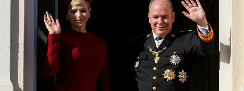 Fürst Albert II. von Monaco und Fürstin Charlène am Nationalfeiertag 2023 in Monaco. - Foto: Daniel Cole/AP/dpa