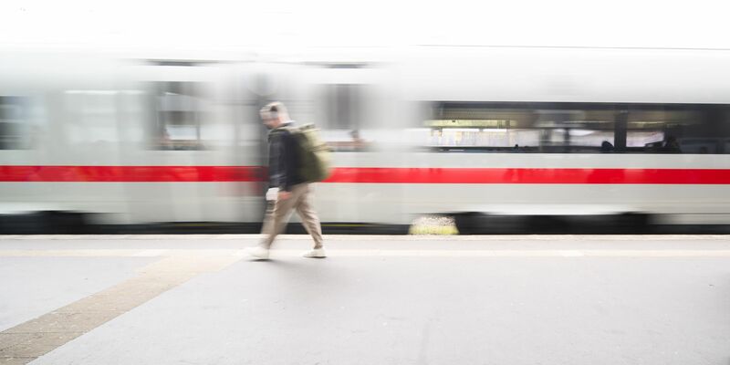 Das vergangene Jahr war für die Bahn und ihre Kundinnen und Kunden vor allem von der hohen Unpünktlichkeit geprägt. - Foto: Julian Stratenschulte/dpa