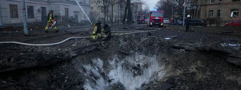 Nach einem russischen Luftangriff begutachten Ersthelfer in Kiew die Schäden. Mehrere Menschen wurden bei dem Angriff verletzt. - Foto: Vadim Ghirda/AP