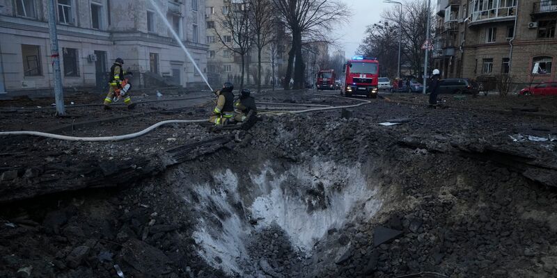 Die ukrainische Hauptstadt Kiew ist in der Nacht in mehreren Wellen mit Raketen angegriffen worden. - Foto: Vadim Ghirda/AP