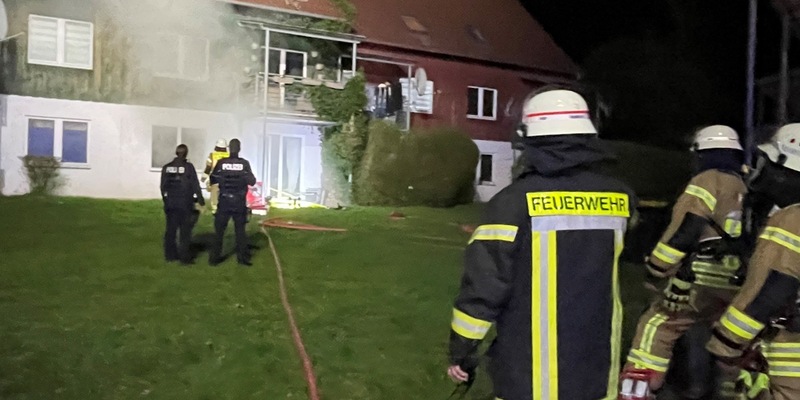 FF Bad Salzuflen: Feuerwehr löscht Zimmerbrand in der Kolberger Straße / Mehrere Wohnungen müssen evakuiert werden. Verletzt wird niemand - Foto: presseportal.de