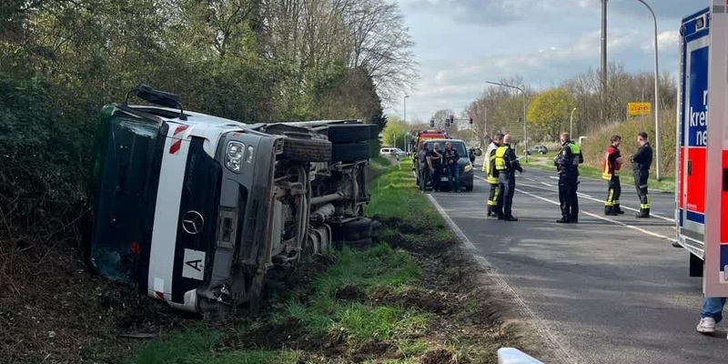 POL-NE: Lkw kippt in Grünstreifen - Foto: presseportal.de