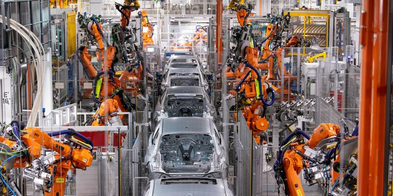 Roboter arbeiten an der Karosserie von verschiedenen BMW-Modellen im BMW-Stammwerk. - Foto: Sven Hoppe/dpa