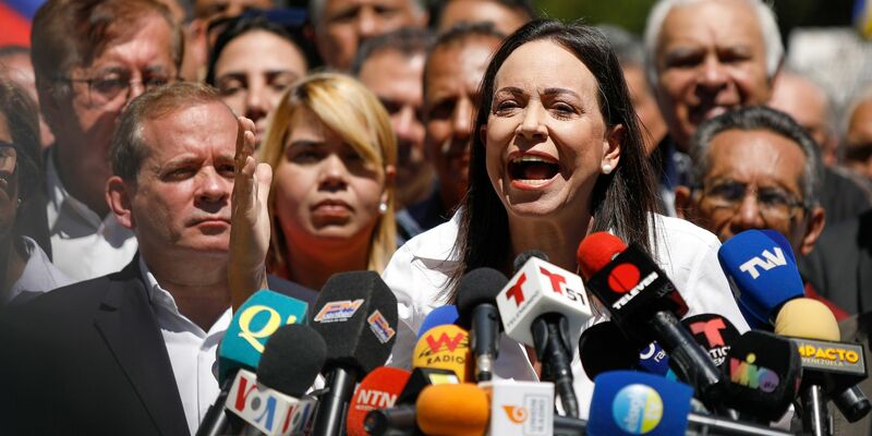 María Corina Machado wurde die Ausübung öffentlicher Ämter untersagt. Trotzdem will sie den autoritär regierenden Präsidenten Maduro bei den Wahlen herausfordern. - Foto: Pedro Rances Mattey/dpa