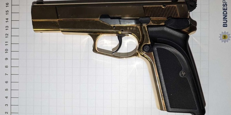 BPOL NRW: Waffe im Hosenbund - 19-Jähriger beschimpft Bundespolizisten - Foto: presseportal.de