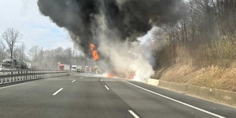 POL-GÖ: (117/2024) A 7 in Richtung Kassel nach LKW-Brand ab AS Hedemünden aktuell voll gesperrt - Foto: presseportal.de