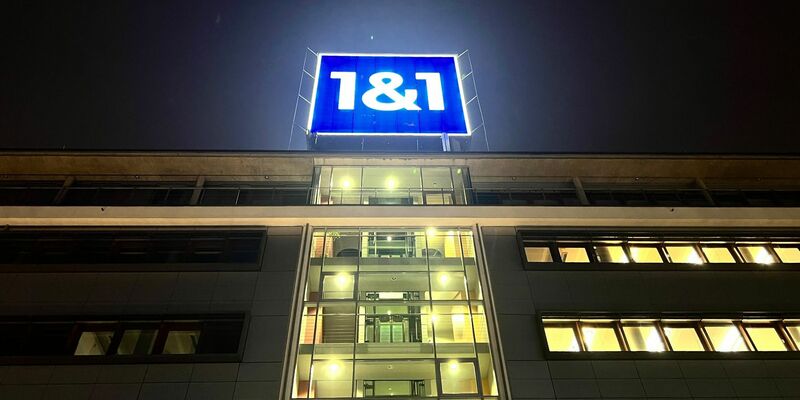 Das Logo von 1&1 ist auf dem Dach der Firmenzentrale installiert. - Foto: Wolf von Dewitz/dpa