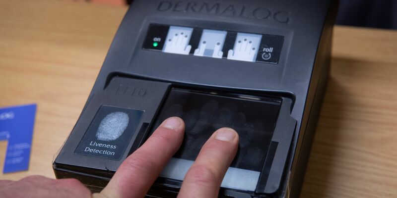 Gängige Praxis: Für einen Personalausweis werden Fingerabdrücke gescannt. - Foto: Paul Zinken/dpa