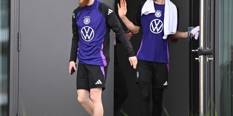 Jan-Niklas Beste (l) muss weiter auf seinen ersten Auftritt im DFB-Trikot warten. - Foto: Arne Dedert/dpa