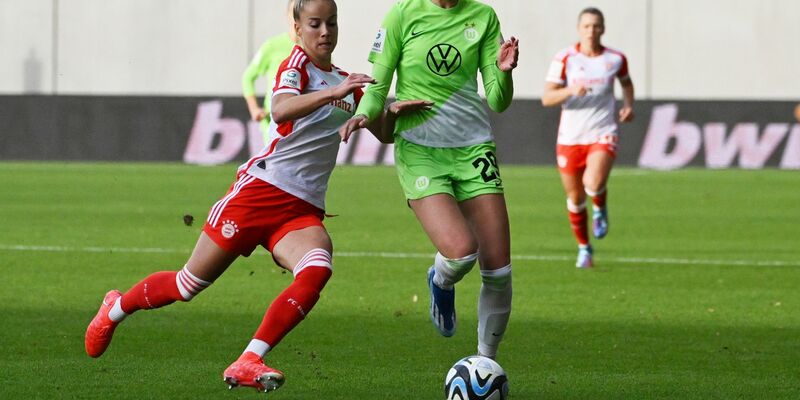 Bayern Münchens Giulia Gwinn (l) im Zweikampf mit Jule Brand vom VfL Wolfsburg. - Foto: Angelika Warmuth/dpa