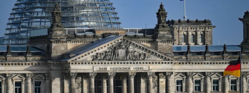 Lukas Benner, der die Grünen-Fraktion künftig als Obmann im Innenausschuss vertritt, hält eine rasche Befassung mit den Grenzkontrollen dort für notwendig. (Archivfoto) - Foto: Philipp Znidar/dpa