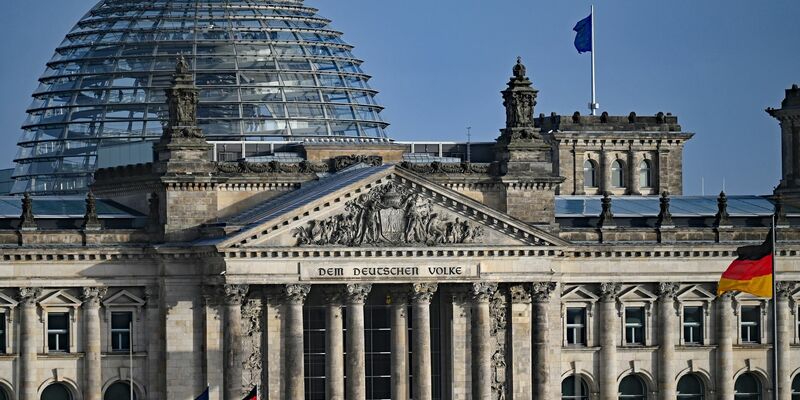 Blick vom Bundeskanzleramt auf die Kuppel von dem Reichstagsgebäude mit dem Bundestag. Der Bundestag hat das Digitale-Dienste-Gesetz beschlossen. - Foto: Philipp Znidar/dpa