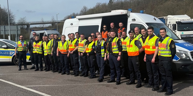 POL-SL: Gemeinsame internationale Kontrolle der Verkehrspolizei an der A 8 / Erfolgreiche Zusammenarbeit von neun verschiedenen Behörden und Organisationen - Foto: presseportal.de