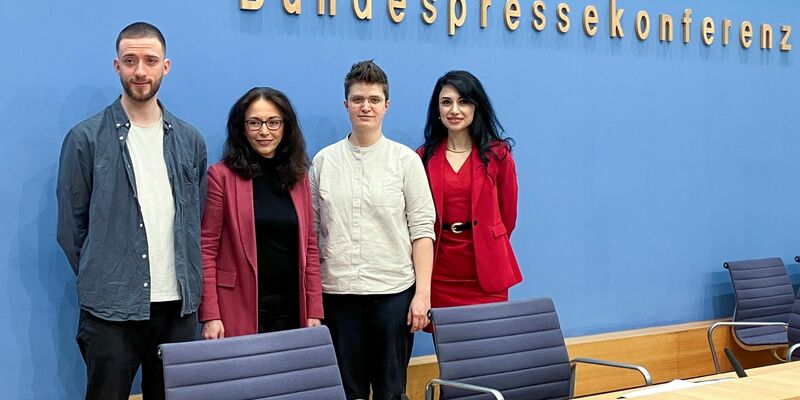 Matthias Keussen (l-r), Vertreter für Deutsche Sportjugend im Deutschen Olympischen Sportbund, Yasmin Fahimi, Vorsitzende des Deutschen Gewerkschaftsbunds, Anna-Nicole Heinrich, Präsidentin der Synode der Evangelischen Kirche in Deutschland, und Eter Hachmann, Vorsitzende Dachverband der Migrant*innen in Ostdeutschland, haben einen Plan. - Foto: Jana Glose/dpa