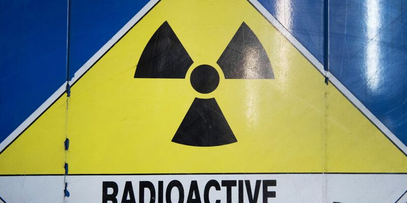 Ein Warnschild «Radioactive». Neuartige Atomreaktoren brauchen laut Wissenschaftlern noch Jahrzehnte bis zur Marktreife. (Symböolbild) - Foto: picture alliance / Stefan Sauer/dpa
