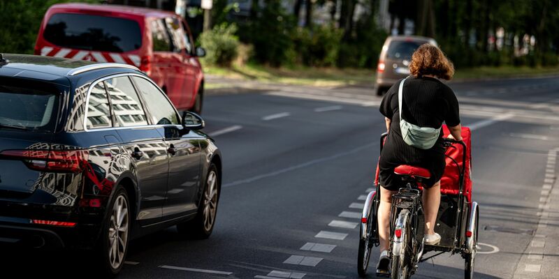 Eine Fahrradfahrerin fährt mit einem Lastenfahrrad. Diese werden oft für den Transport von Kindern benutzt. - Foto: Fabian Sommer/dpa
