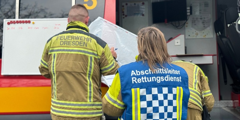FW Dresden: MANV-Alarm in der 107. Oberschule - Foto: presseportal.de