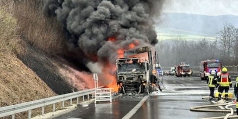 POL-GÖ: (120/2024) LKW auf A 7 gelöscht, noch immer Vollsperrung in Richtung Kassel - Stau und zähfließender Verkehr bis Rastanlage Göttingen - Foto: presseportal.de