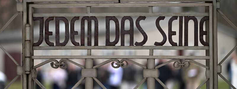 Die Inschrift «Jedem das Seine» im Lagertor der Gedenkstätte Buchenwald. - Foto: Martin Schutt/dpa