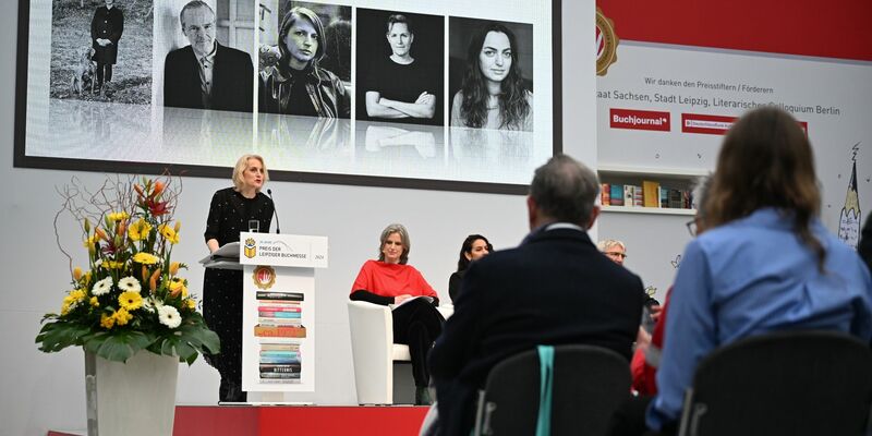 Astrid Böhmisch, die Direktorin der Leipziger Buchmesse, spricht auf der Preisverleihung. - Foto: Hendrik Schmidt/dpa