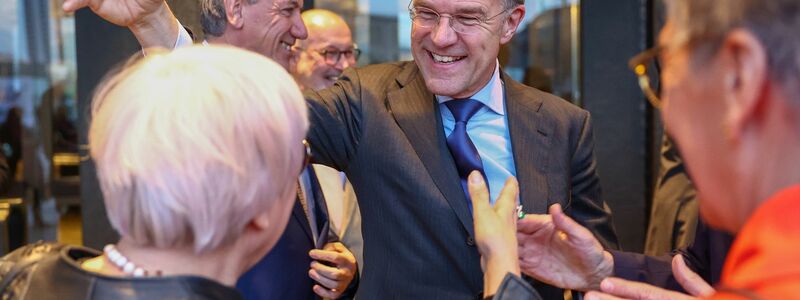 Der niederländische Ministerpräsident Mark Rutte begrüßt die Kulturstaatsministerin Claudia Roth vor der Eröffnung der Leipziger Buchmesse im Gewandhaus. - Foto: Jan Woitas/dpa