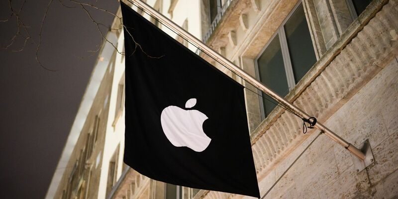 Bei den Vorwürfen gegen Apple geht es im Kern darum, dass der Konzern Nutzer an eigene Geräte dadurch binde, dass er Dienste anderer Unternehmen künstlich weniger attraktiv mache. - Foto: Julian Stratenschulte/dpa