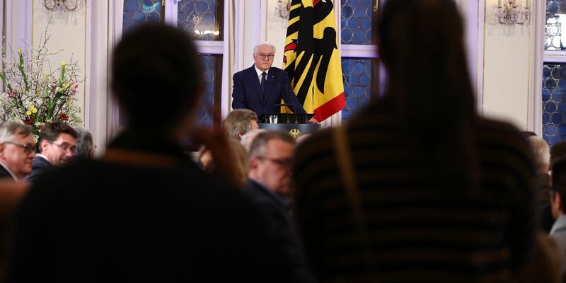 Propalästinensische Demonstranten unterbrechen die Rede von Bundespräsident Frank-Walter Steinmeier in Leipzig. - Foto: Jan Woitas/dpa