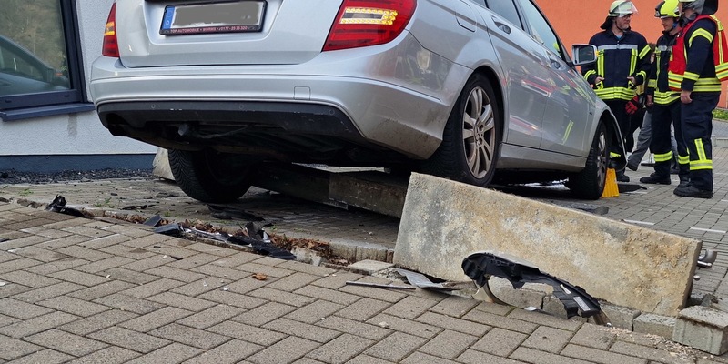 FW Heimbach: Verkehrsunfall in Heimbach - PKW durchbricht Mauer und verursacht Hohen Sachschaden - Foto: presseportal.de