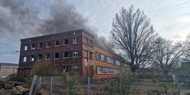 FW-E: Starke Rauchentwicklung aus leerstehender Industrieruine - Brandausbreitung verhindert - Foto: presseportal.de