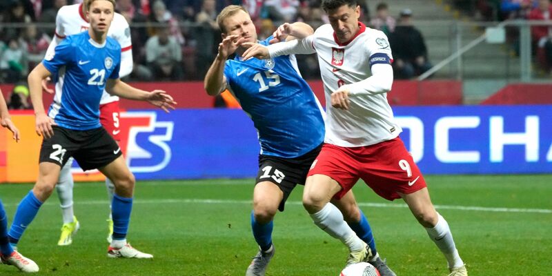 Robert Lewandowski (r) hat mit Polen das Playoff-Finale erreicht. - Foto: Czarek Sokolowski/AP