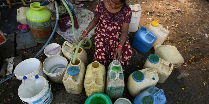 Der Zugang zu sauberem Trinkwasser ist in vielen Gegenden der Welt keine Selbstverständlichkeit. Die Klimakrise verstärkt das Problem zusätzlich. - Foto: Mahesh Kumar A./AP/dpa