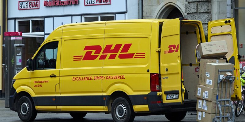 Normalerweise stellt der Paketdienstleister DHL eigenen Angaben zufolge nur etwa 6,3 Millionen Pakete pro Tag zu. - Foto: Martin Schutt/dpa