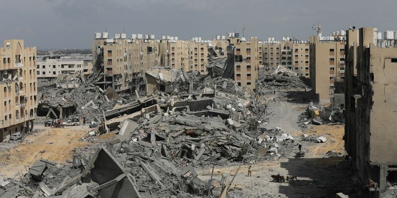 Palästinenser inspizieren die Schäden an den zerstörten Gebäuden in Hamad City. Die USA und die EU erhöhen den Druck auf Israel. Der UN-Sicherheitsrat könnte erstmals eine dauerhafte Feuerpause fordern. - Foto: Naaman Omar/APA Images via ZUMA Press Wire/dpa