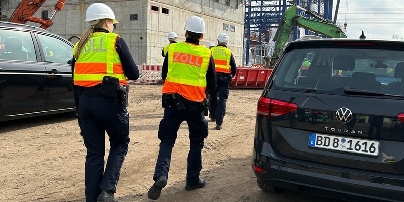 HZA-LÖ: Zoll stoppt Feuerwehr-Oldtimer auf der BAB 5 - Foto: presseportal.de