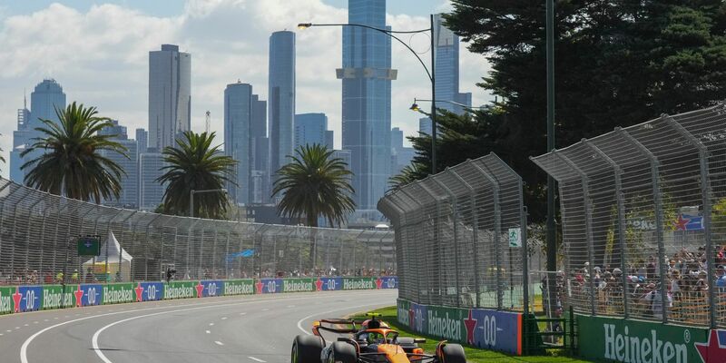 McLaren-Pilot Lando Norris fuhr beim Training in Melbourne die schnellste Zeit. - Foto: Scott Barbour/AP