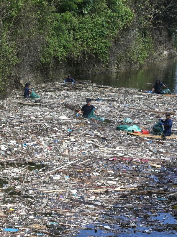 Banjir botol plastik dan sampah yang tidak bisa dikenali
