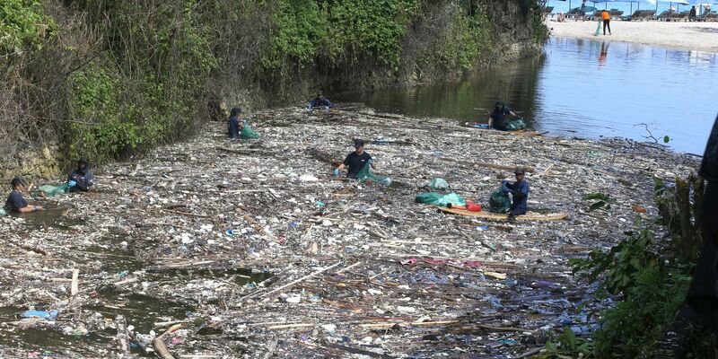 Freiwillige sammeln in Pecatu auf Bali Müll aus einem Fluss. Die Abfall-Flut, die viele Strände und Flussufer seit Tagen überrollt, ist erschreckend. - Foto: Firdia Lisnawati/AP
