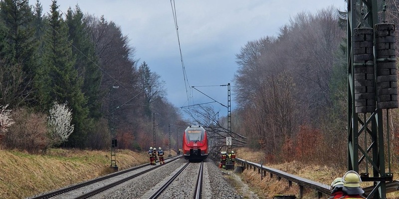 Bundespolizeidirektion München: Zug kollidiert mit Baum / Oberleitung setzt Unfallzug unter Strom - Foto: presseportal.de
