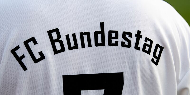 Der FC Bundestag ist die parteiübergreifende Fußballmannschaft im Deutschen Bundestag. - Foto: Fabian Sommer/dpa