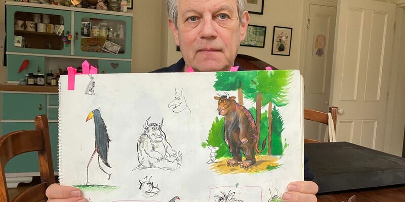 Axel Scheffler zeigt eine frühe Skizze des «Grüffelo» in seinem Esszimmer in London. - Foto: Christoph Meyer/dpa