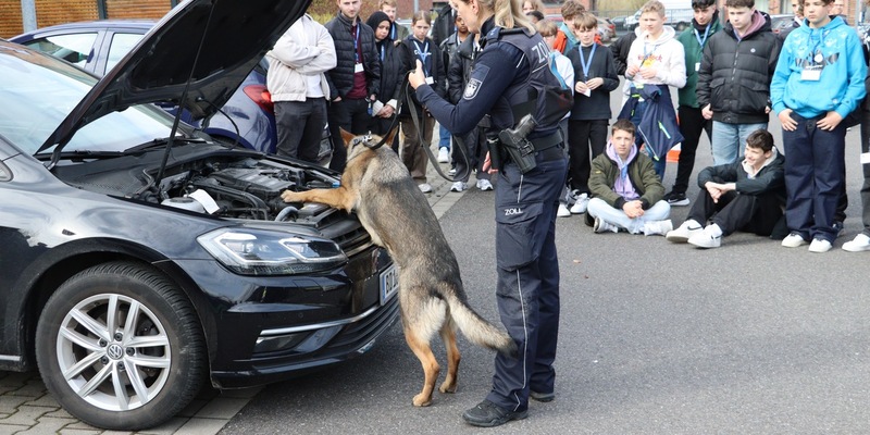 HZA-MS: Versteckte Banknoten unter der Motorhaube, echte Koralle zum Anfassen und vieles mehr / Hauptzollamt Münster organisiert Berufsfelderkundungstag - Foto: presseportal.de