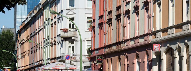 Die Mieten in Großstädten wie Frankfurt sind stark gestiegen und belasten Verbraucher. (Archivbild) - Foto: Frank Rumpenhorst/dpa