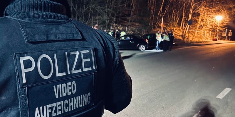 POL-PDPS: Behördenübergreifende Großkontrolle auf der Bundesstraße 10 - Foto: presseportal.de