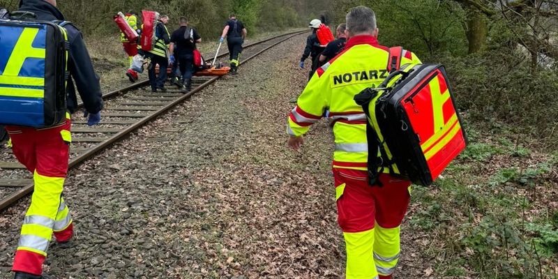 FW-EN: Spaziergängerin stürzt 30 Meter einen Abhang herunter - Aufwändiger Rettungseinsatz für die Feuerwehr Hattingen - Foto: presseportal.de