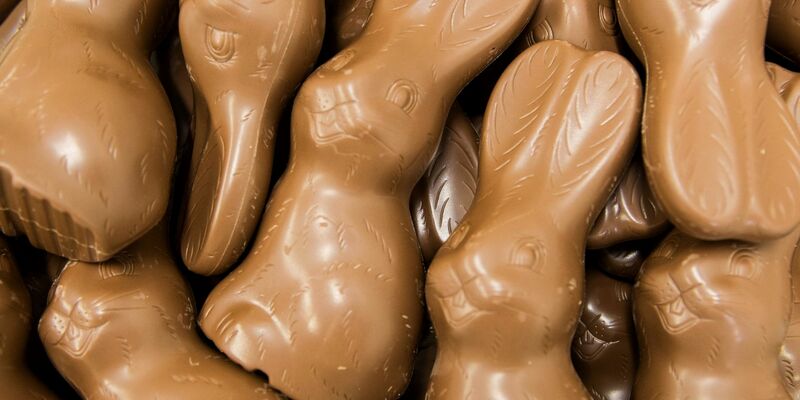 Schokoladen-Hasen liegen in einer Box - bereit, an Ostern versteckt zu werden. - Foto: Lino Mirgeler/dpa