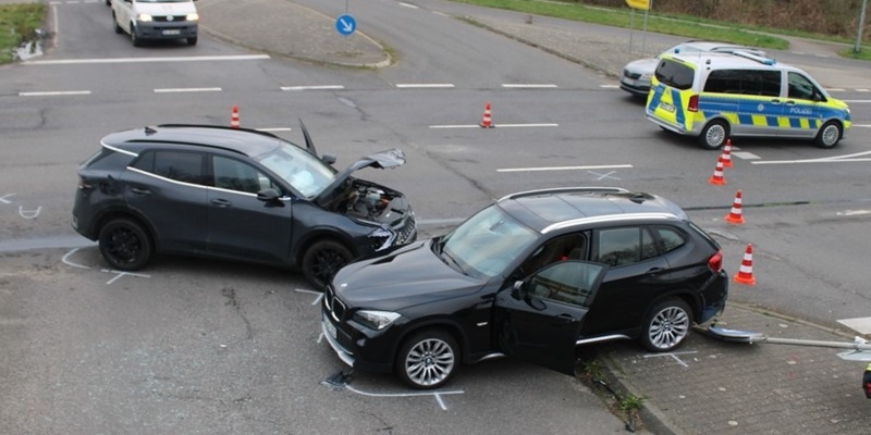 POL-DN: Pkw kollidieren auf Kreuzung - Foto: presseportal.de