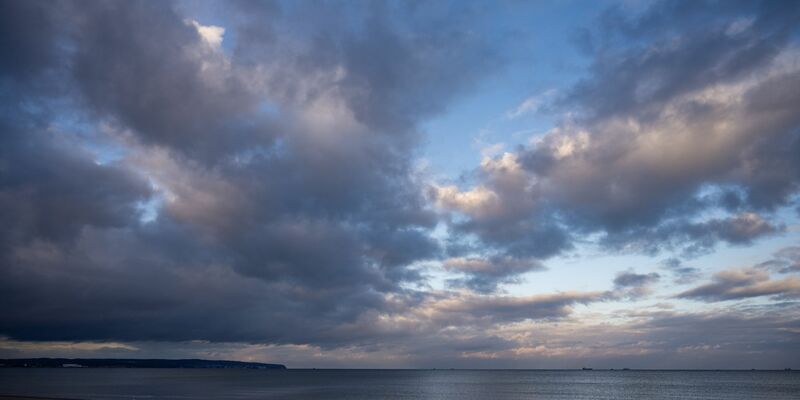 Das Wetter am Wochenende wird wechselhaft und kühl. - Foto: Stefan Sauer/dpa